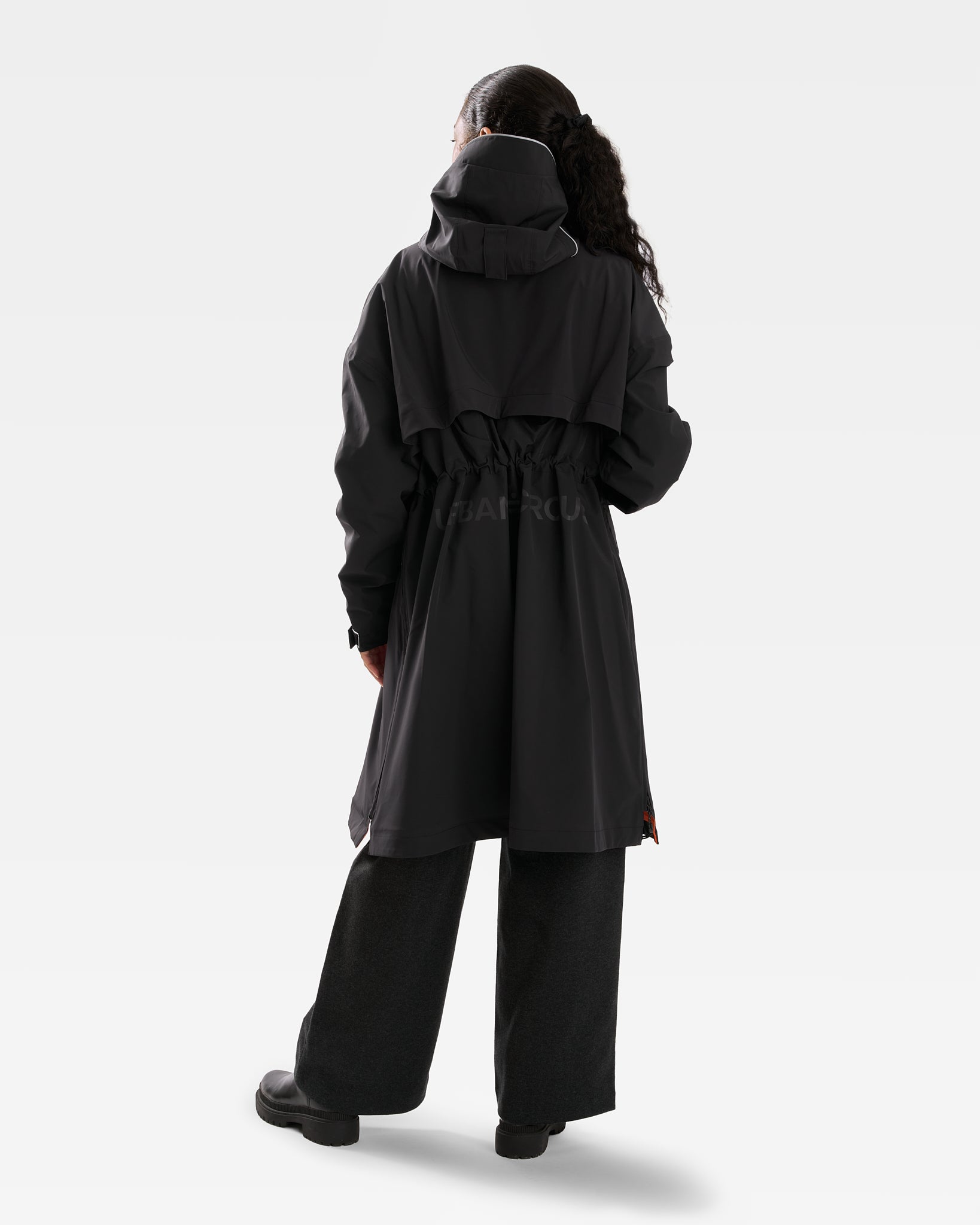 parka technique chic noire vélo ville imperméable respirante pour la pluie cintrée femme