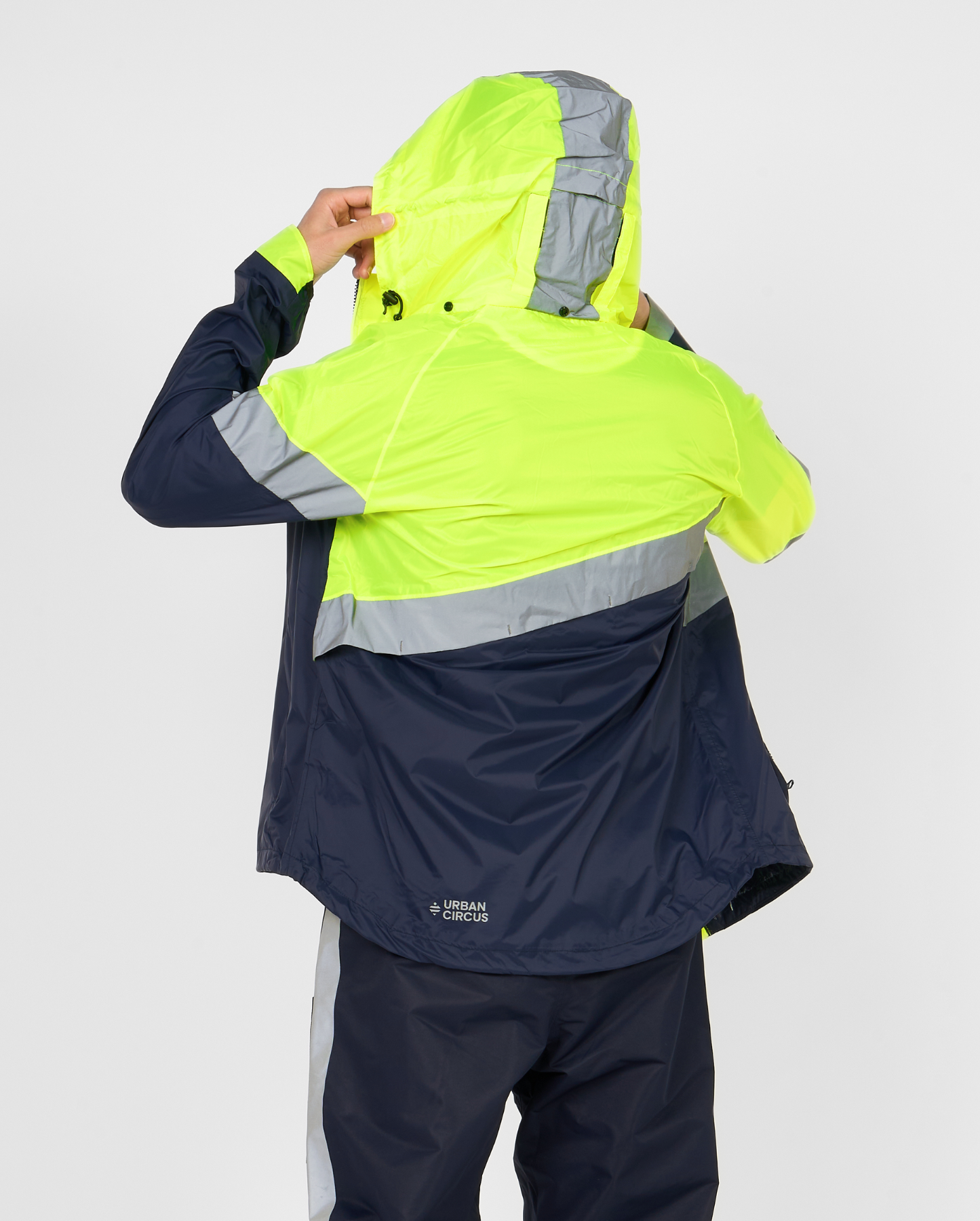 coupe-vent vélotaf imperméable avec grande capuche jaune flashy