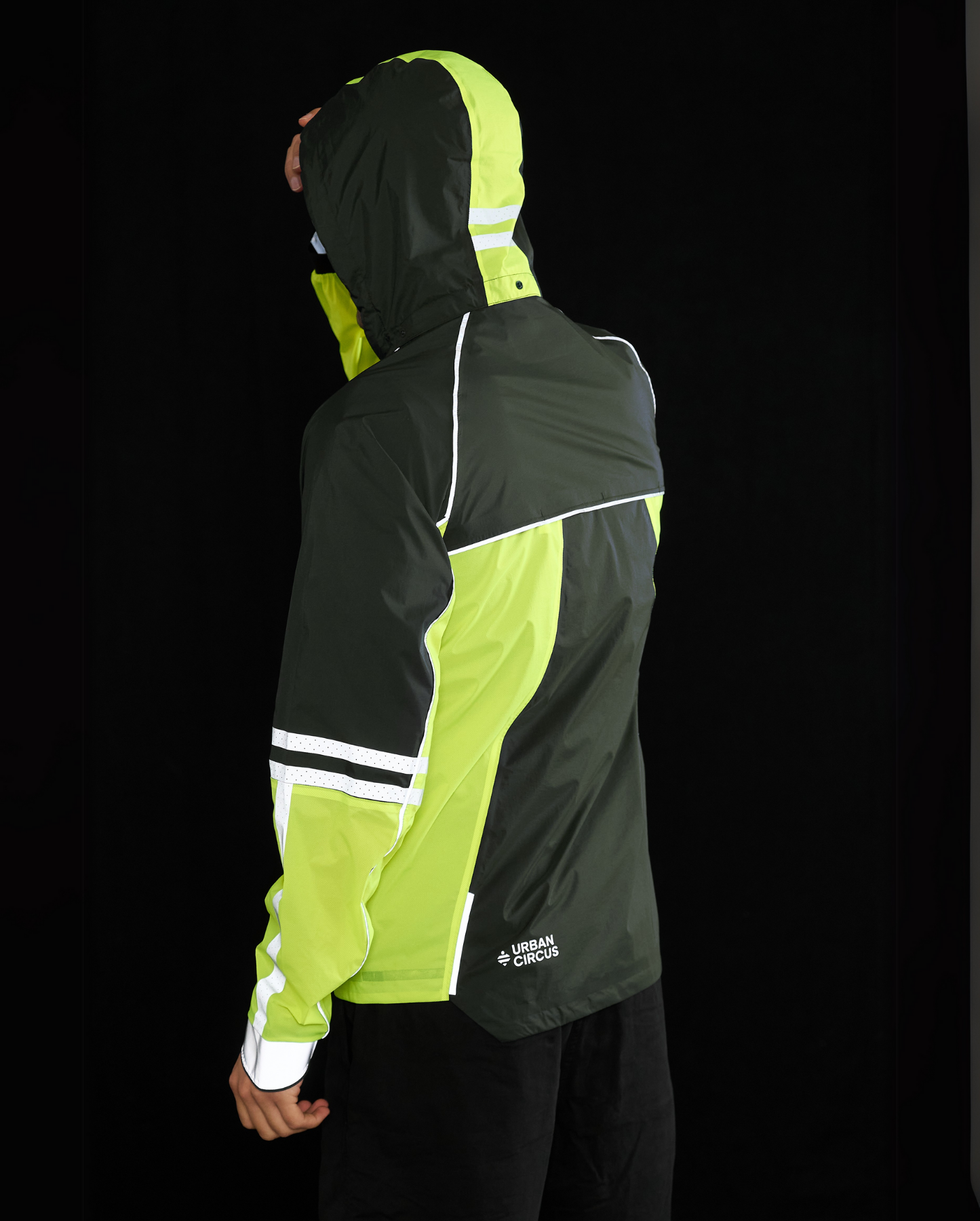 Cycliste porte une veste respirante imperméable détails réfléchissants modèle ESCAPADE