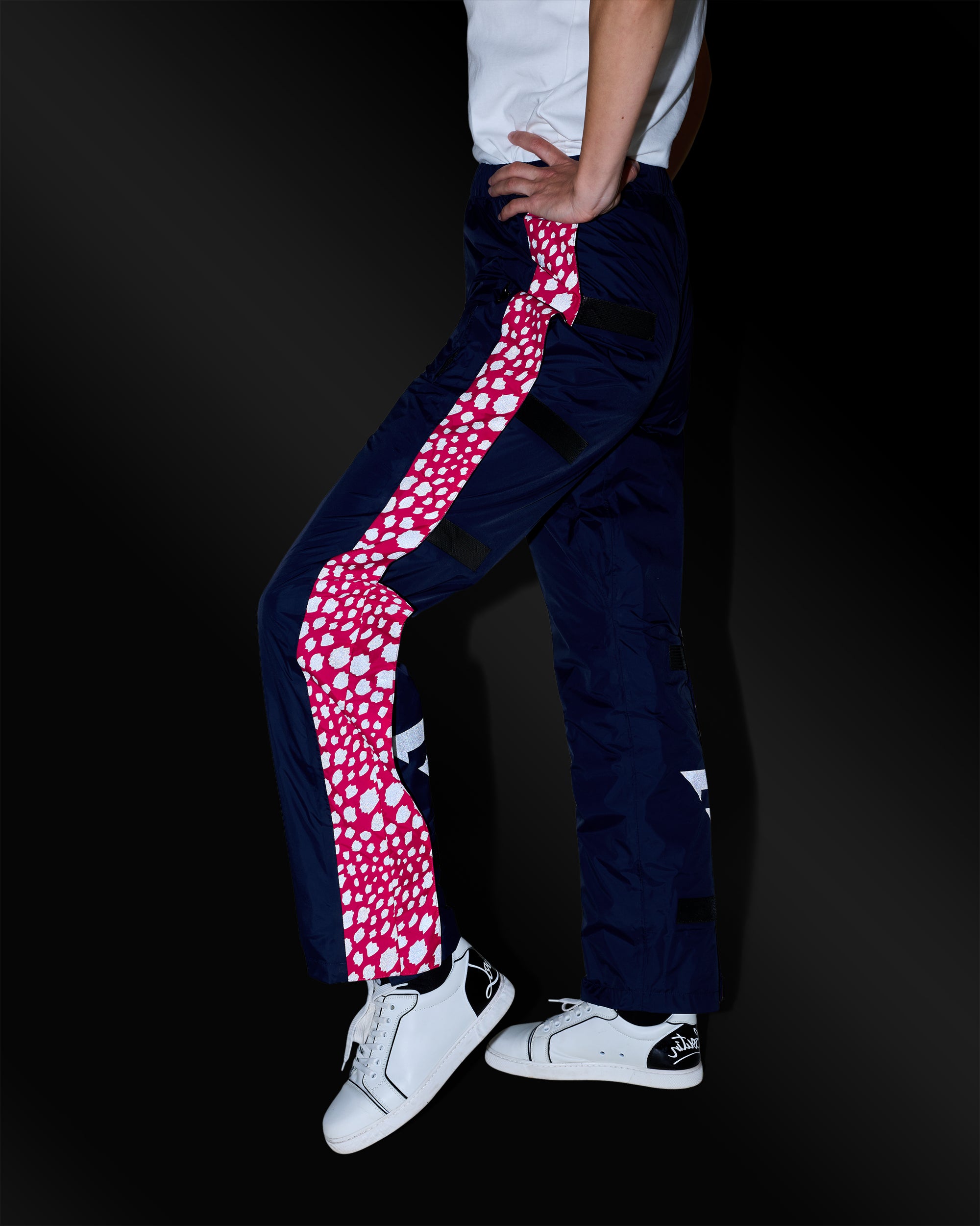 pantalon de pluie étanche bleu marine rose aux motifs réfléchissants sur femme de nuit