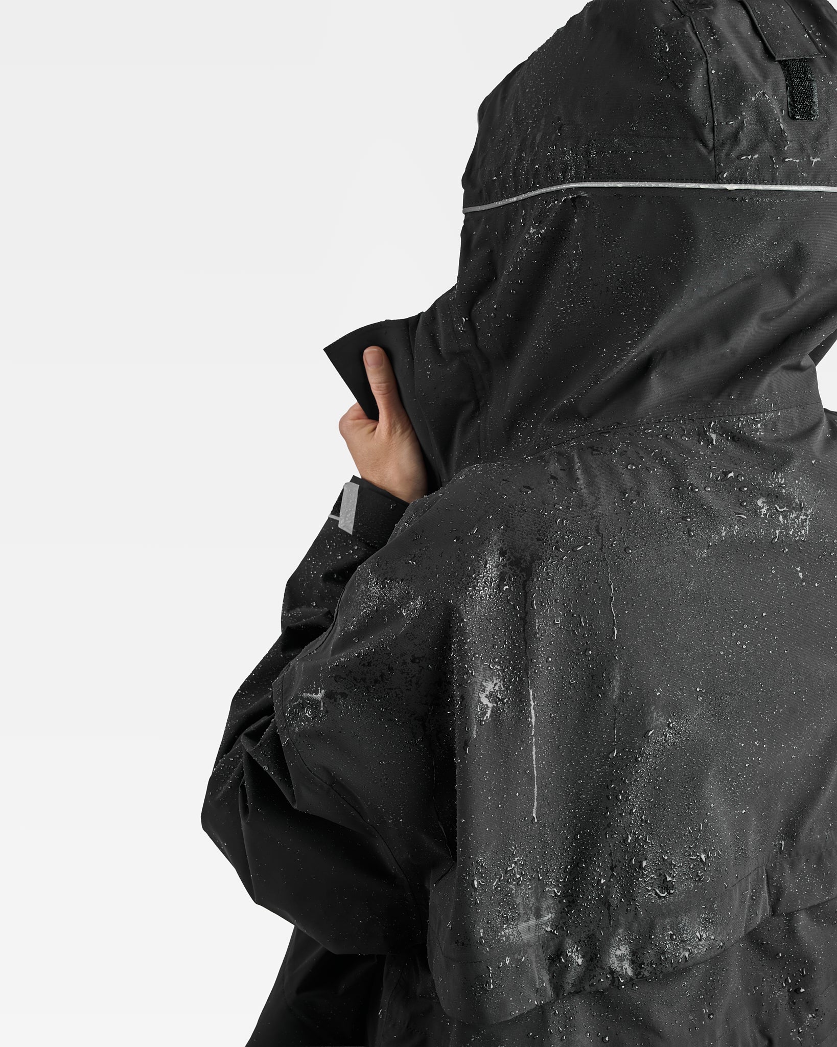 parka technique élégante noire vélo ville imperméable et déperlante pour la pluie