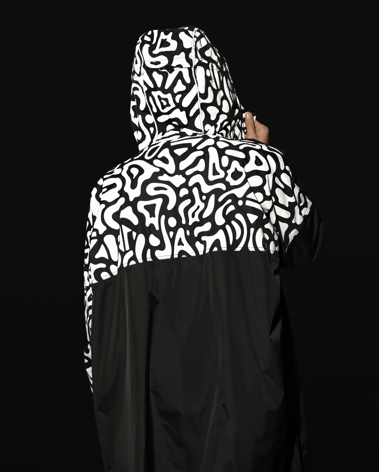 Capuche ajustée d’un poncho imperméable pour vélo, pensée pour les trajets urbains sous la pluie.