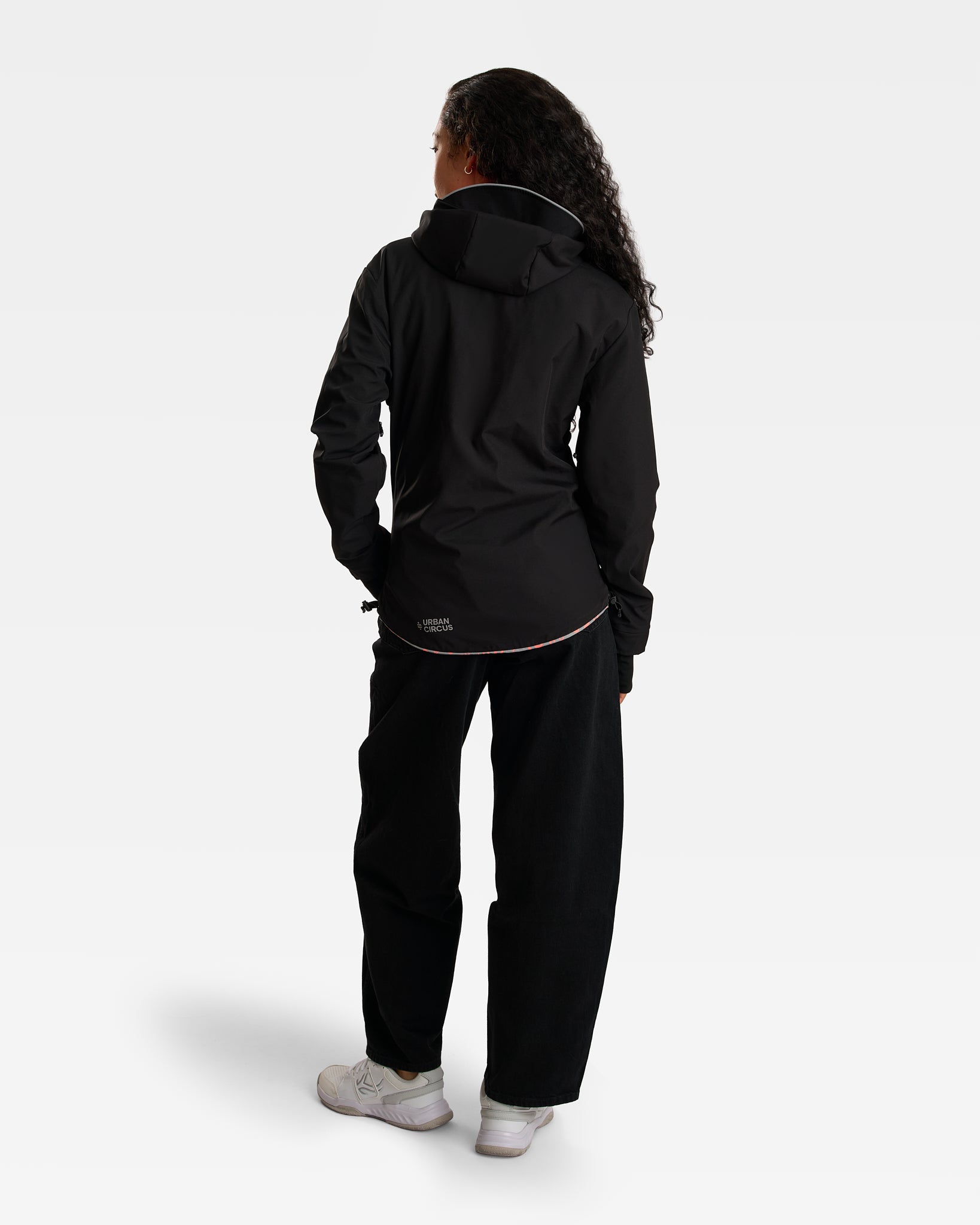 veste vélotaf REPOP orange fluo motifs graffiti réversible noire sur femme de dos