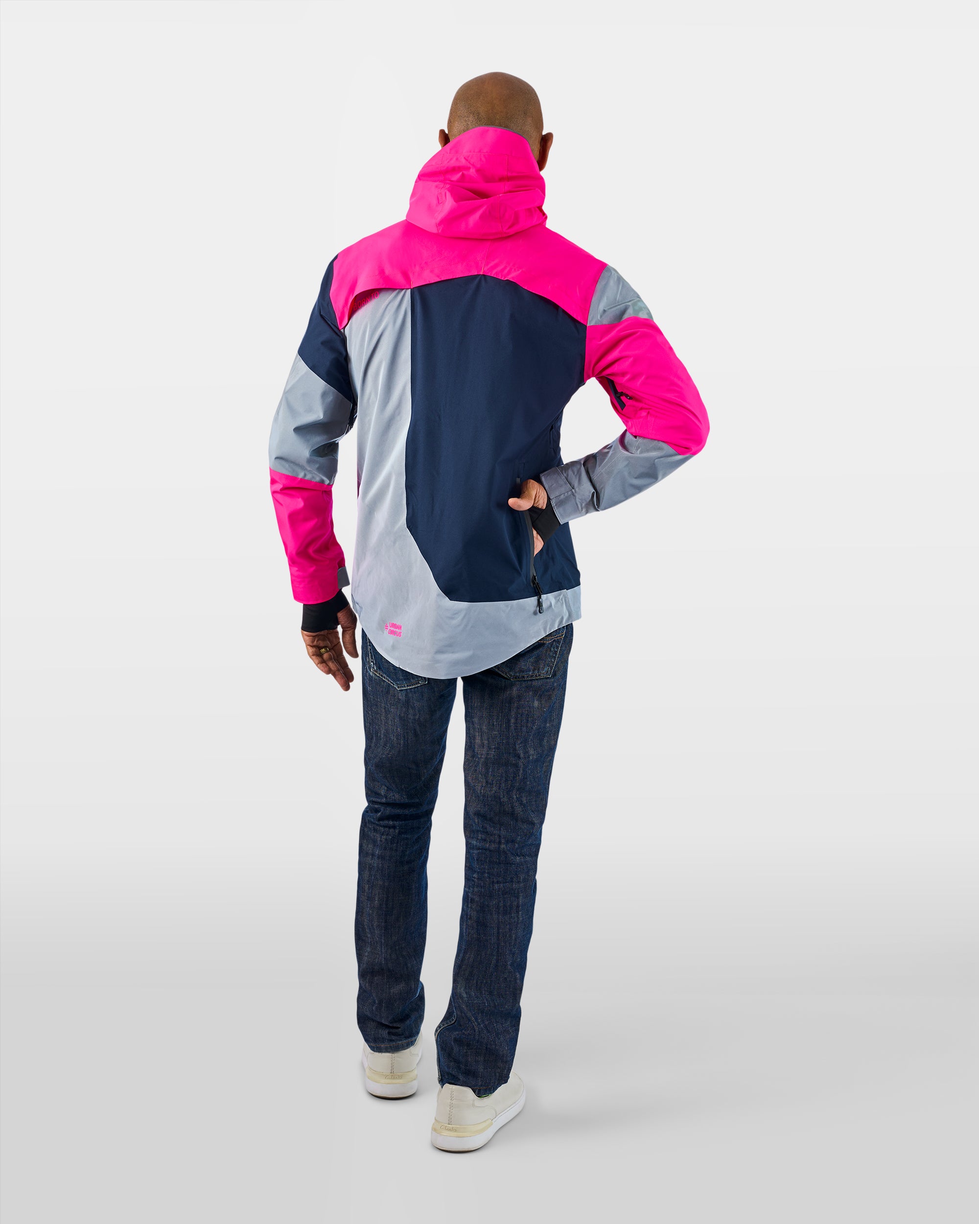 veste pour visibilité à vélo rose fluo bleue marine imperméable avec poche cycliste sur homme de dos