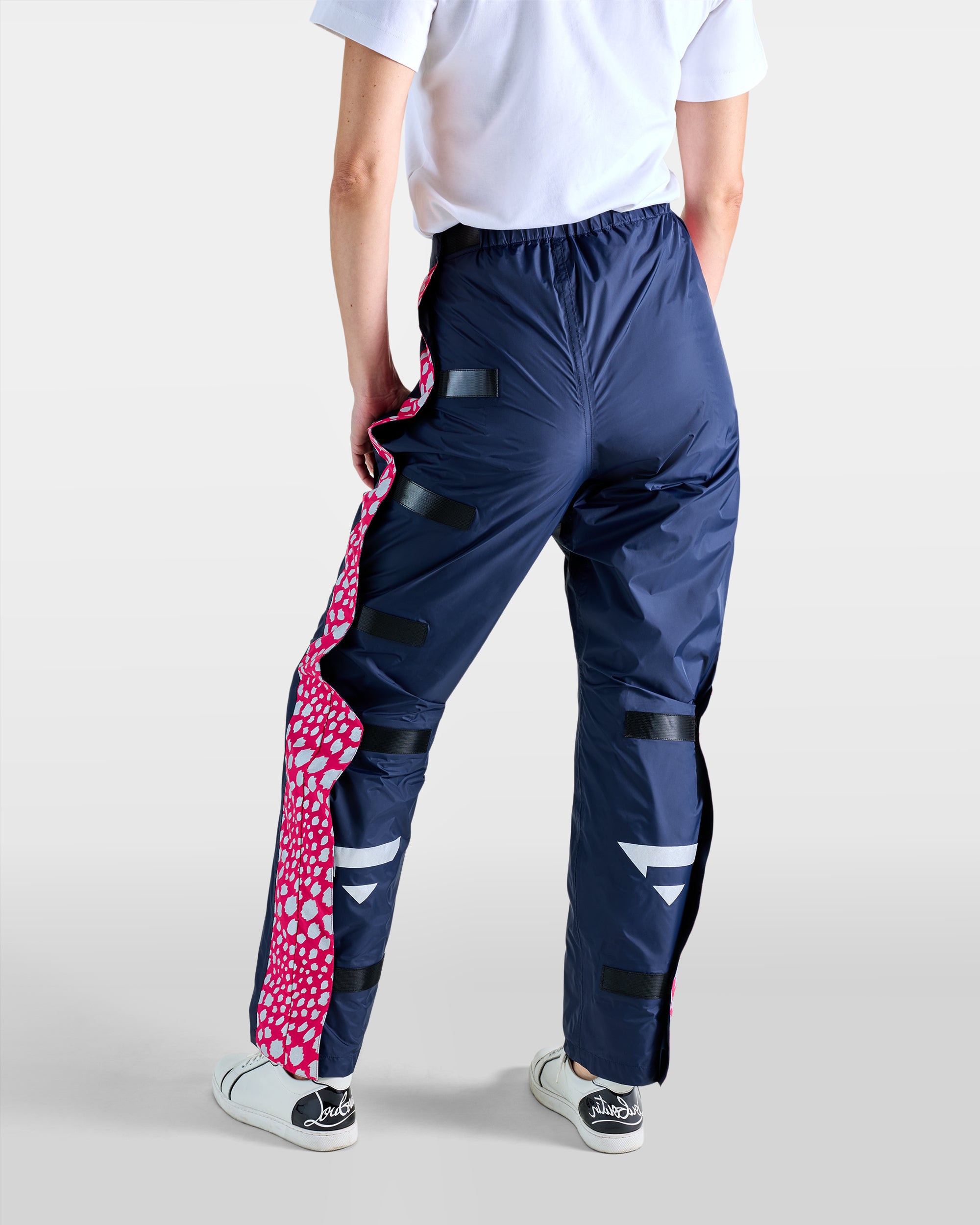 surpantalon de pluie de dos sur femme bleu marine rose à motifs et velcros pour facilité d'enfilage