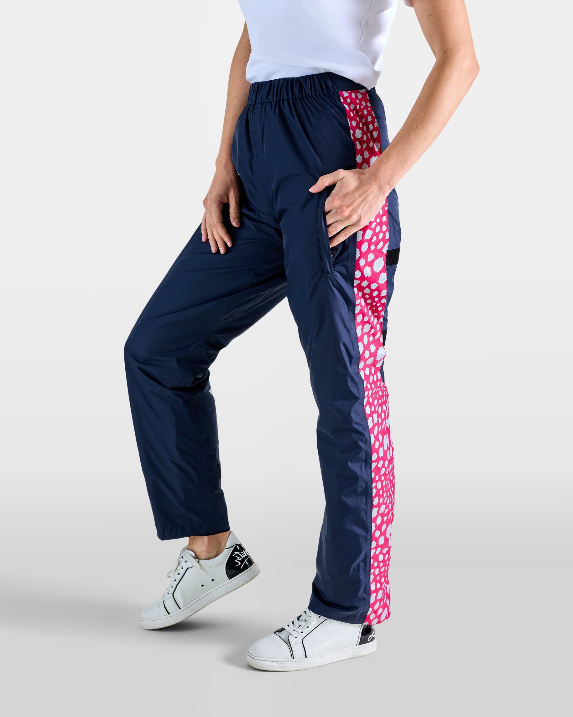 surpantalon de pluie imperméable vélotaf bleu marine rose motifs guépard sur femme