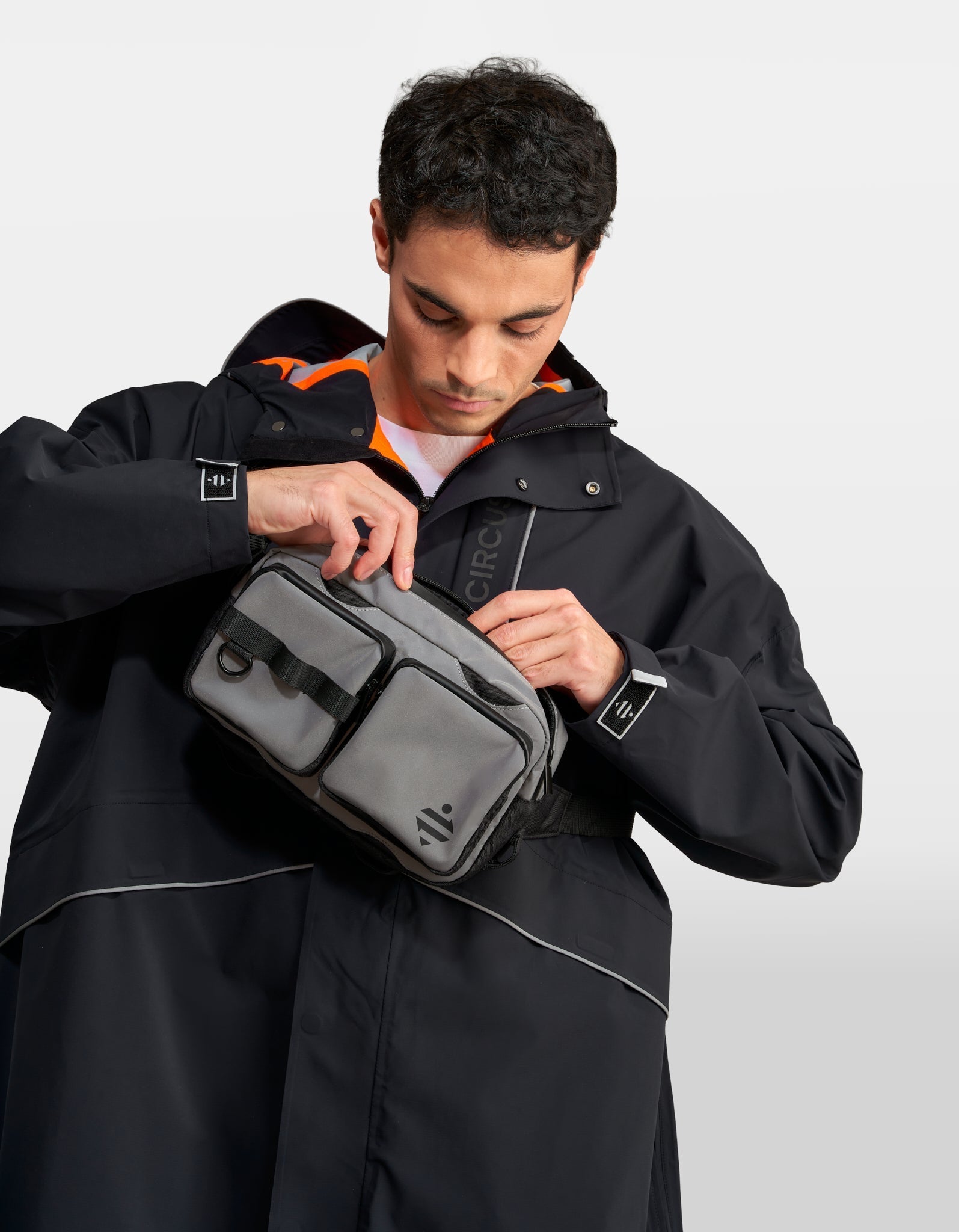 sacoche vélo sac banane crossbody polyvalent imperméable réfléchissant grise noire