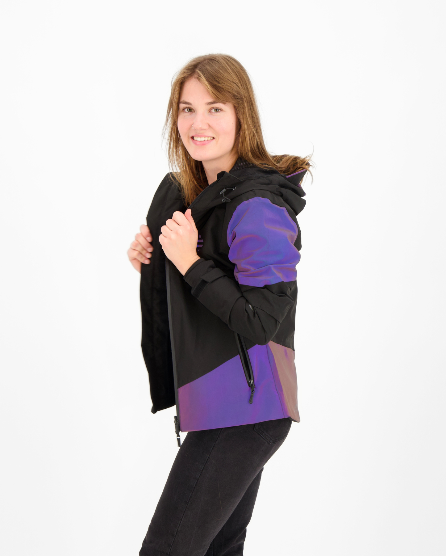 femme portant une veste vélotaf noire réfléchissant violet