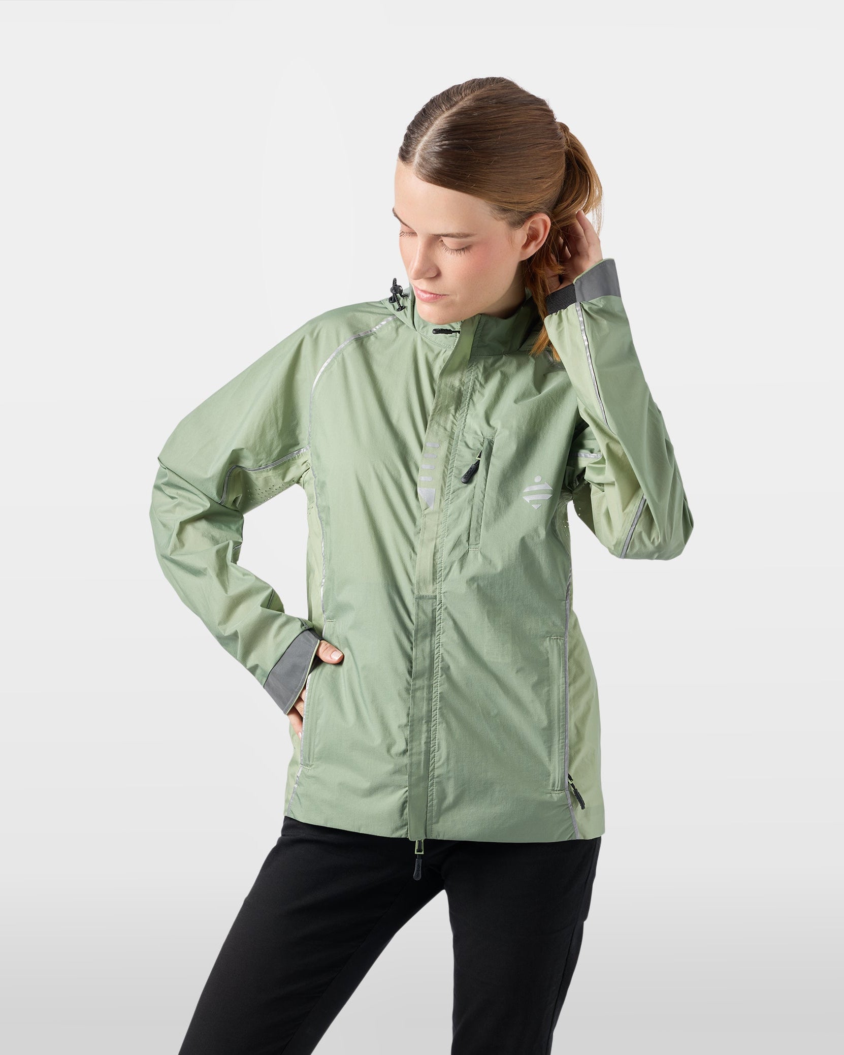 Ultraleichte, atmungsaktive Jacke für Outdoor-Aktivitäten in Salbeigrün an einer Frau