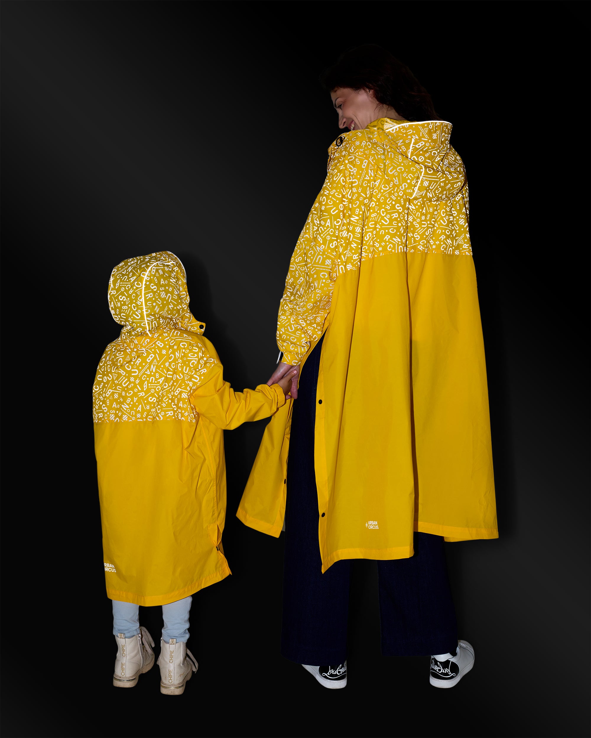 poncho de pluie enfant et adulte romea jaune motifs réfléchissants graffiti nuit