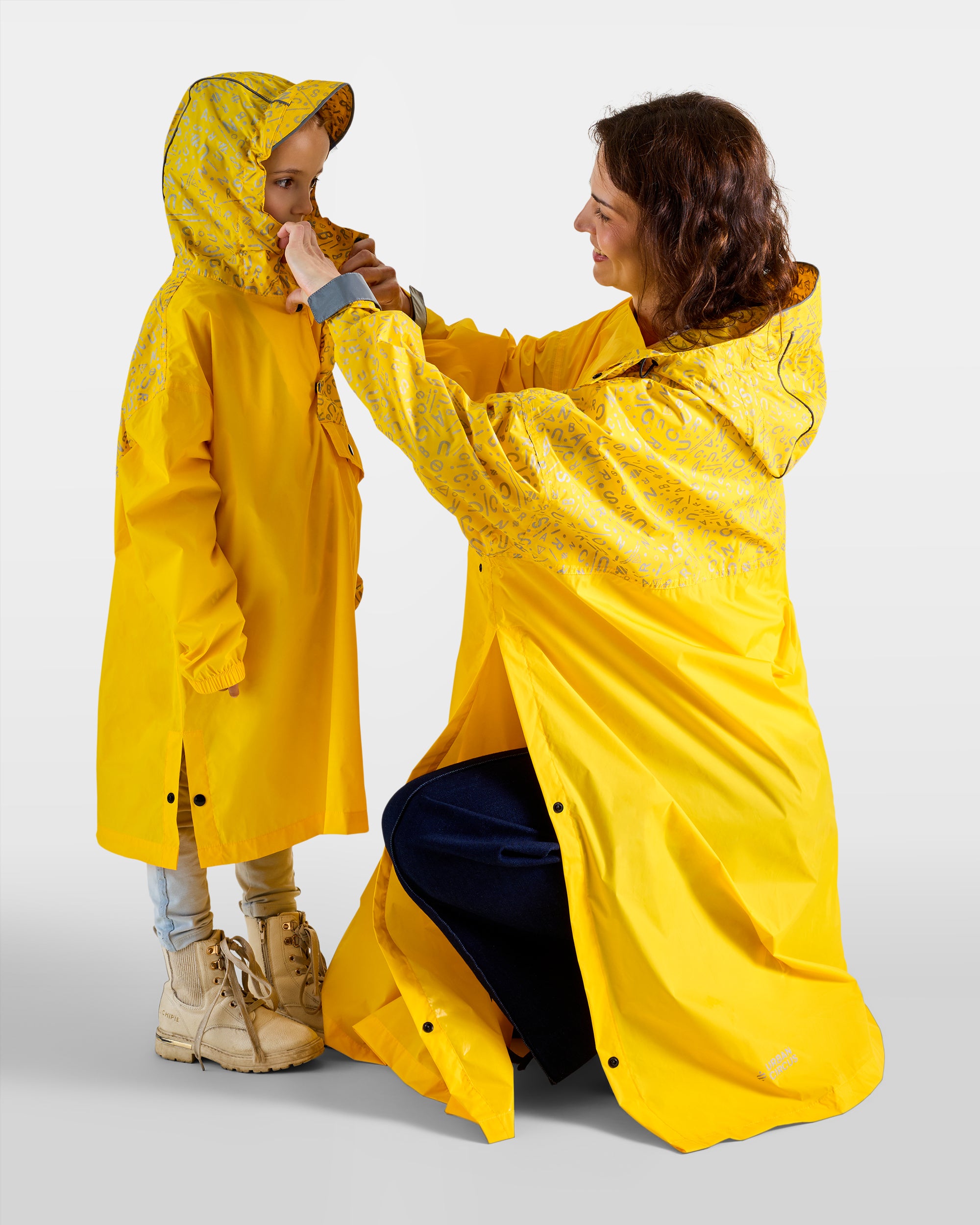 poncho de pluie enfant fille mère romea jaune motifs graffiti grande capuche étanche