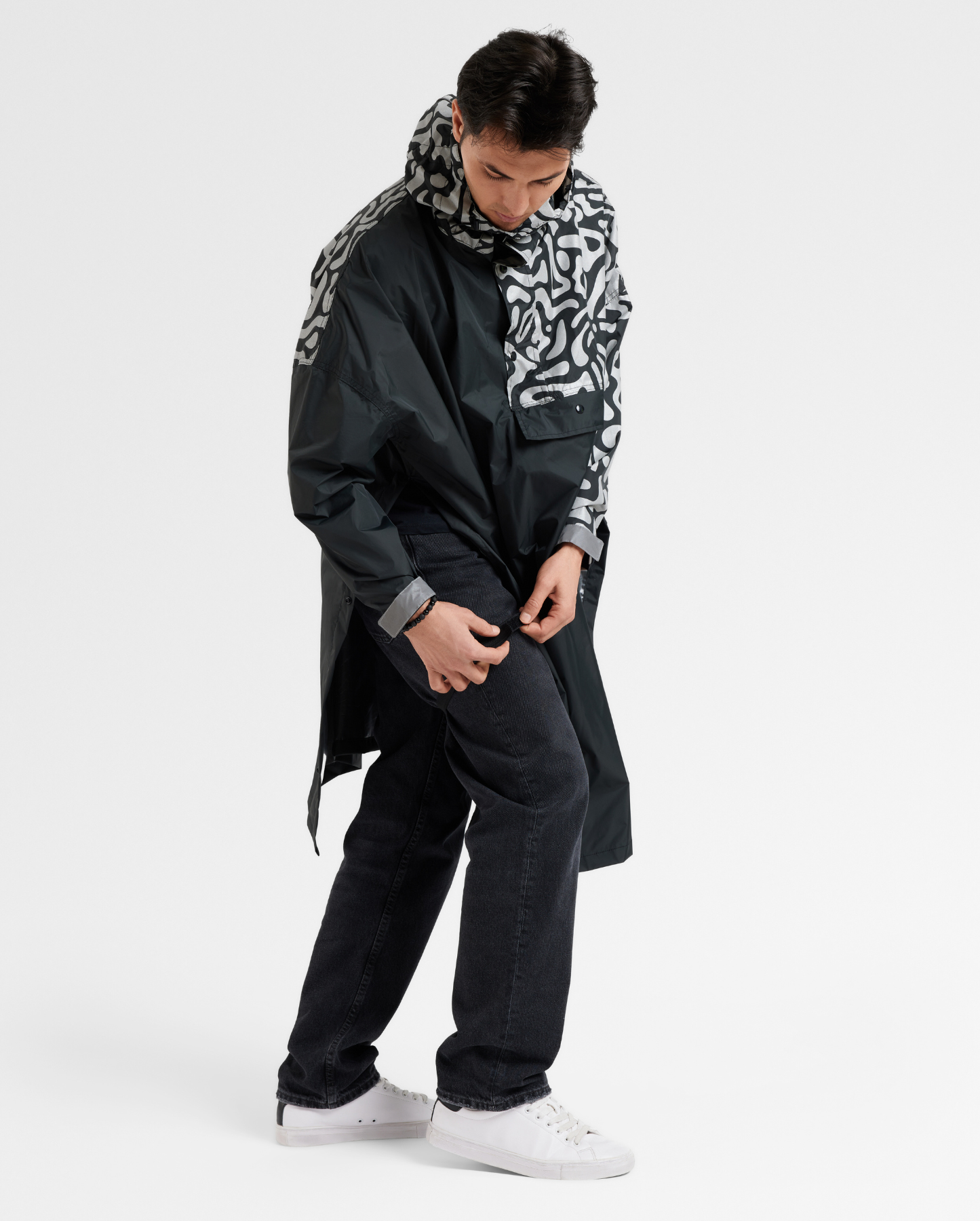 Attaches latérales du poncho vélo permettant un bon maintien sur les jambes pendant le pédalage