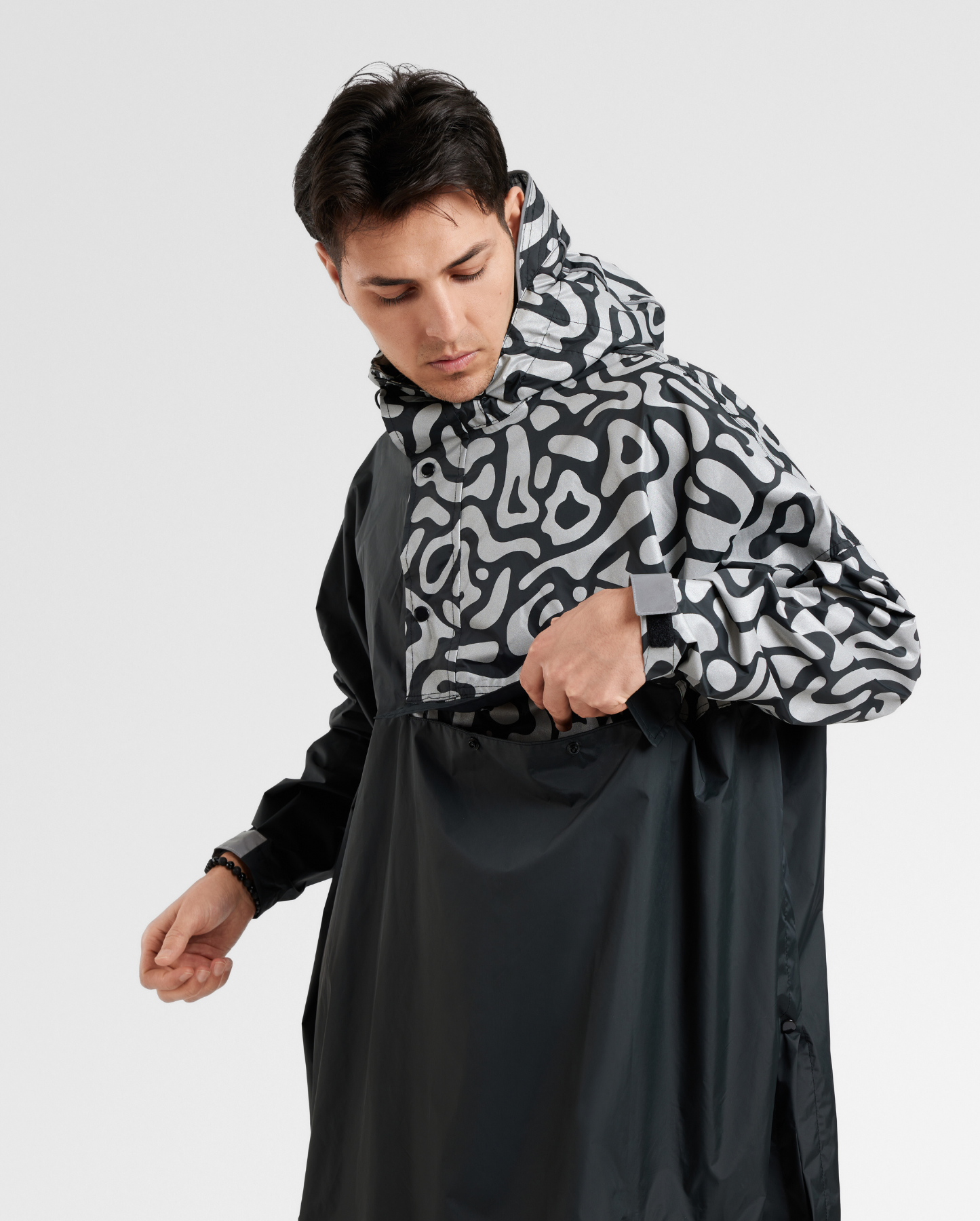 Vue rapprochée de la poche intégrée du poncho de pluie vélo, permettant de le replier sur lui-même pour un rangement compact facile à transporter.