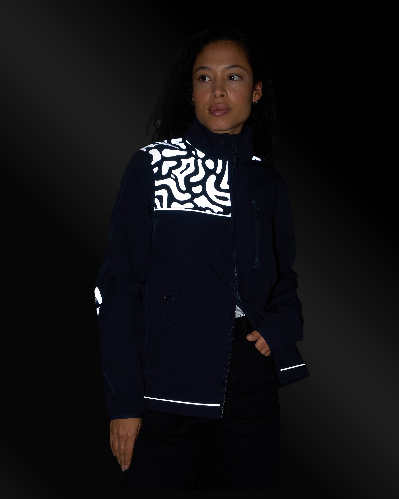 veste softshell polaire déperlante vélo bleue motifs réfléchissants femme nuit