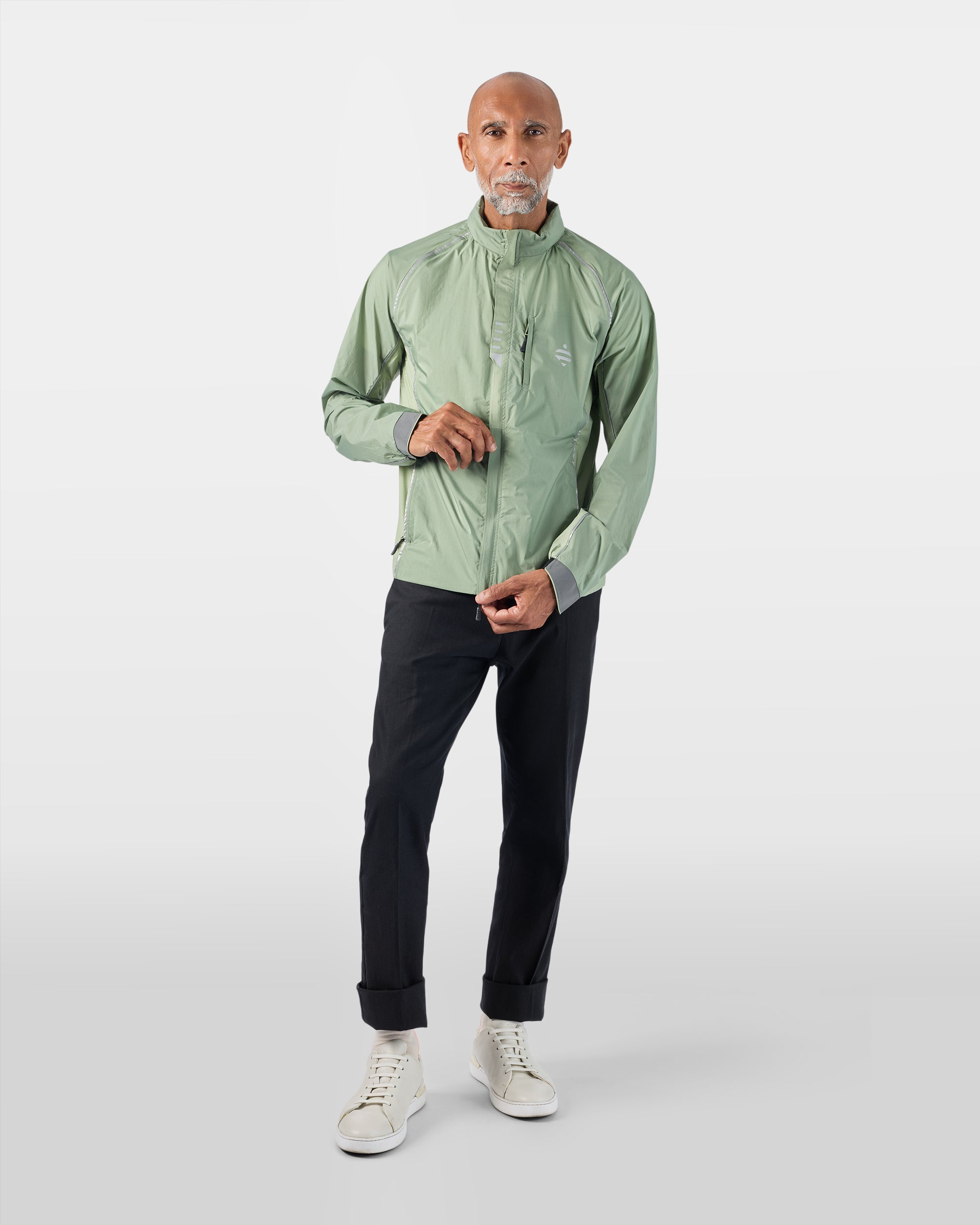 Ultraleichte, atmungsaktive Outdoorjacke in Salbeigrün an einem Mann